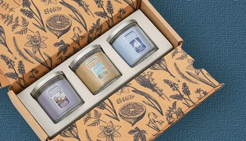 i Eco-Friendly Candle Subscription Box Packaging with Log